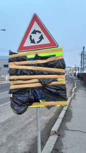 Piatra-Neamț ”smart city”: pietonii de pe indicatoare protejați de frig