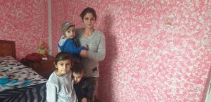 ROMÂNIA SĂRACĂ. La Petricani, o femeie cu 3 copii este la un pas de a fi evacuată