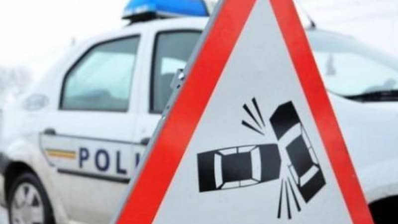 Plimbare scurtă, pagube mari: a luat mașina tatălui, deși nu avea permis și a ajuns în curtea vecinului
