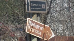 În stațiunea Piatra Neamț, turiștii sunt îndrumați cu indicatoare ruginite, „ascunse” după stâlpi și arbuști