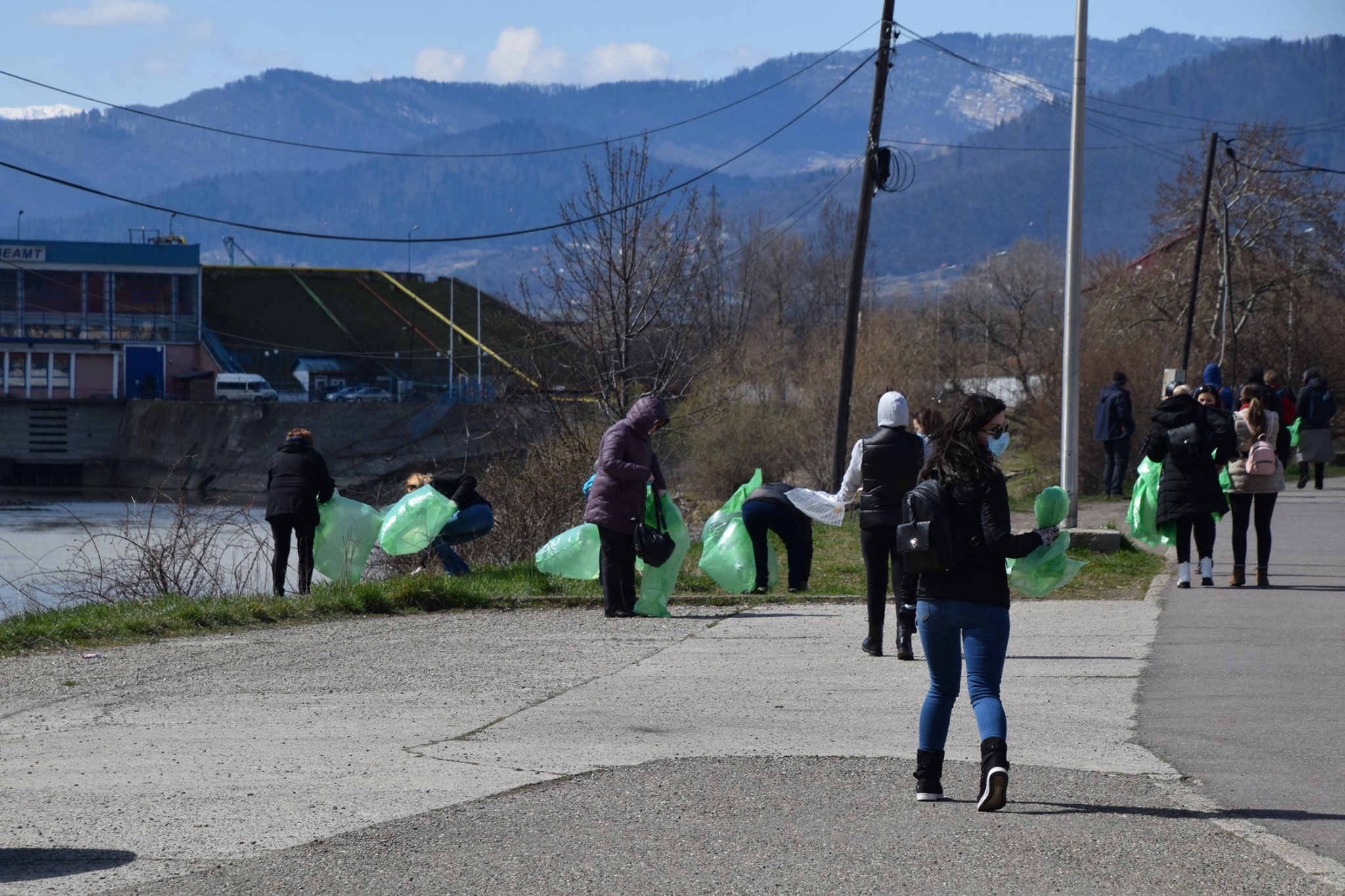 Primăria Piatra Neamț: peste 60 de angajați &#8211; voluntari la curățat malul Bistriței