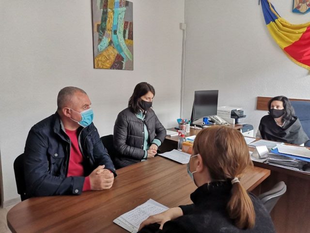 Părinți și elevi de la „Petru Rareș” protestează față de „schimbarea imorală” a doi profesori