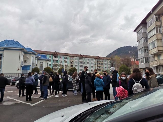 Părinți și elevi de la „Petru Rareș” protestează față de „schimbarea imorală” a doi profesori