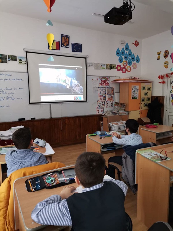 Elevii Școlii Gimnaziale nr. 3 Piatra-Neamț se pregătesc pentru viață prin două proiecte Erasmus+