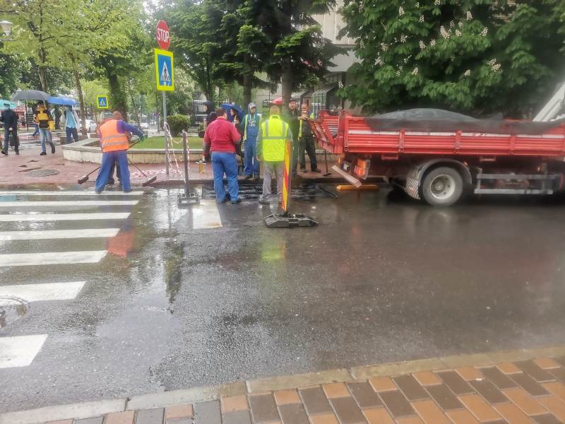 Sub ochii conducerii județului: asfaltare pe ploaie