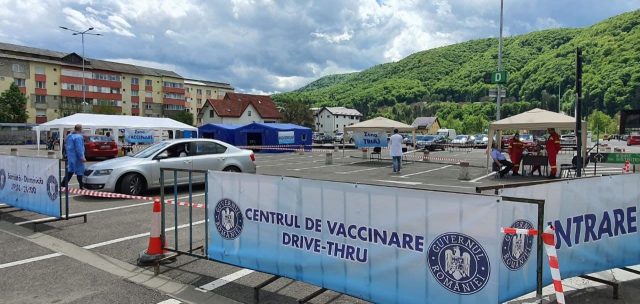 Număr dublu de persoane vaccinate drive-thru la Roman, față de Piatra-Neamț.