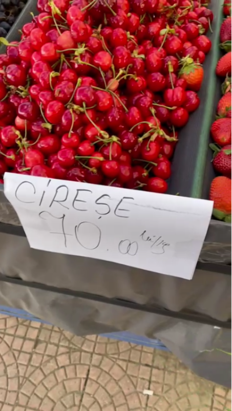Cireşele costă 25 de lei în piaţa centrală din Piatra Neamț