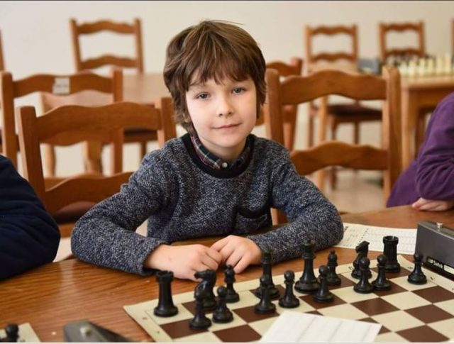 Performanță la șah și tenis la doar 11 ani.
