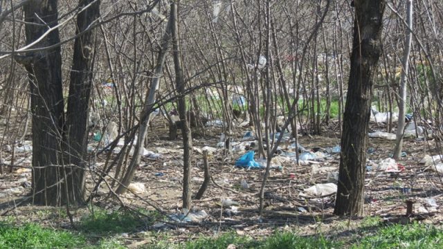 Administrație urât mirositoare la Piatra Neamț: 50.000 mc de deșeuri pe islazul orașului