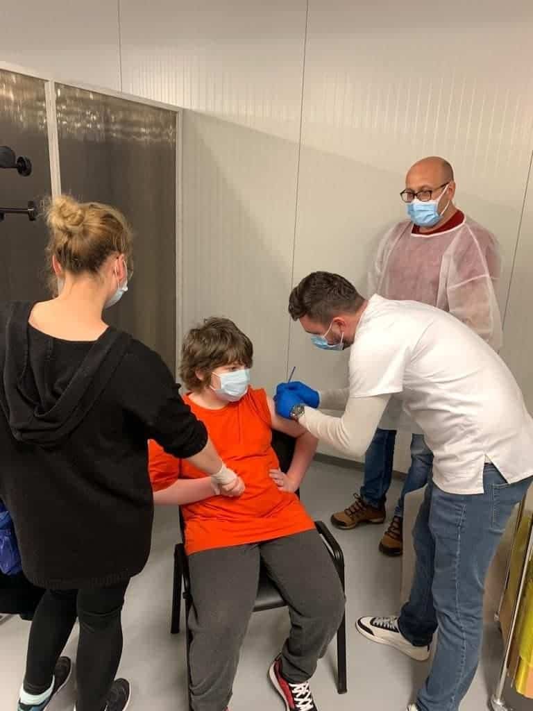 Primul copil de 12 ani s-a vaccinat în aplauzele cadrelor medicale copil vaccinat - Primul copil de 12 ani s-a vaccinat în aplauzele cadrelor medicale