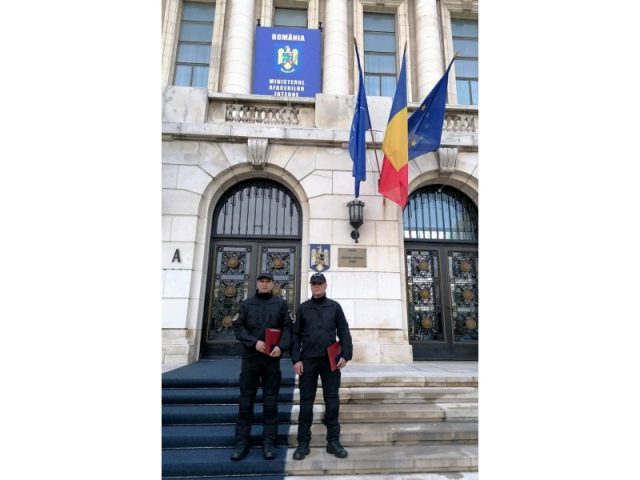 Doi poliţişti nemţeni răsplătiţi pentru curaj cu Emblema de Onoare MAI
