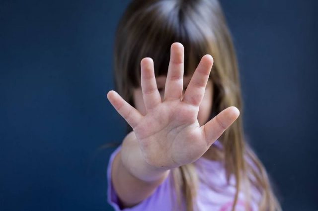 Cum ne apărăm copiii?  Profesor acuzat de agresiune sexuală anchetat după 10 luni
