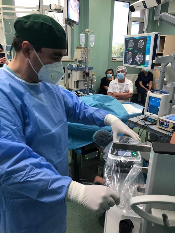 Premieră chirurgicală: pacientă operată pe creier cu ajutorul robotului