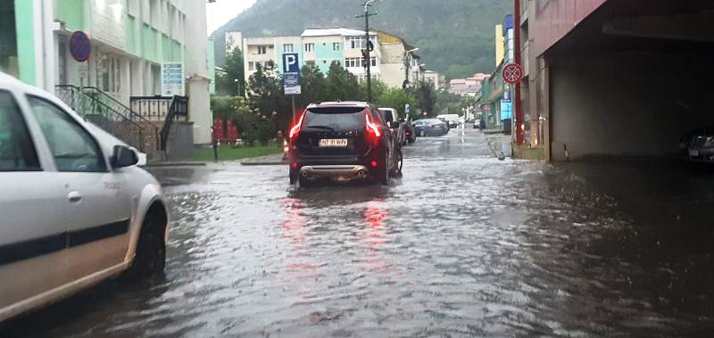 Știre actualizată. Piatra Neamț- imagini cu zone în care șoselele sunt inundate
