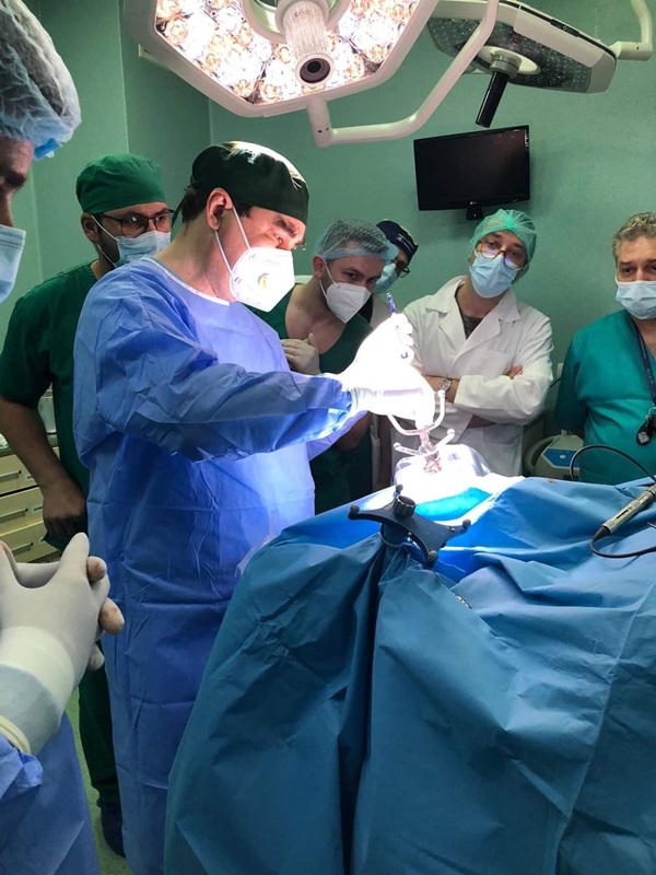 Premieră chirurgicală: pacientă operată pe creier cu ajutorul robotului
