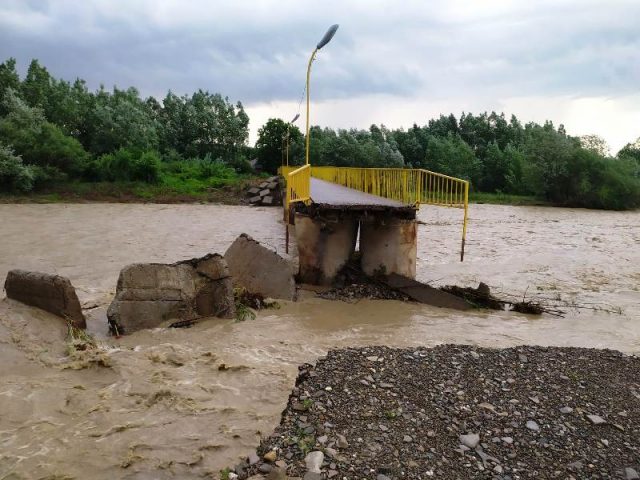 Actualizare. Coșmarul continuă: oameni evacuți, drumuri cu probleme, copaci căzuți, localități fără curent electric