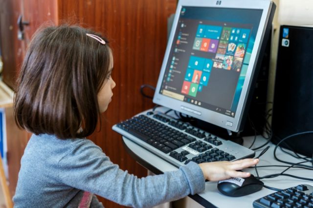 ONG-ul „Ateliere fără frontiere” a donat 20 de calculatoare unei școli din Neamț