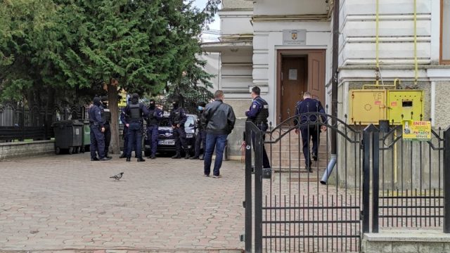 Știre actualizată: Descinderi în Piatra-Neamț, cel puțin 5 rețineri pentru trafic de droguri