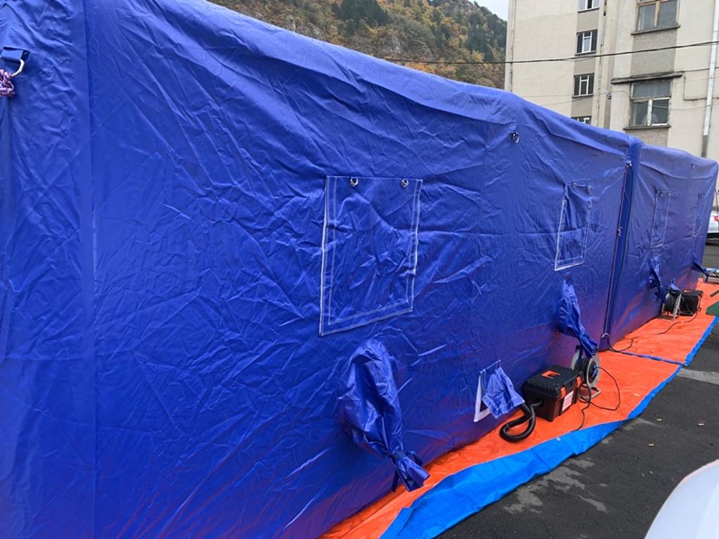 În plină pandemie se montează corturi în curtea Spitalului din Piatra-Neamț
