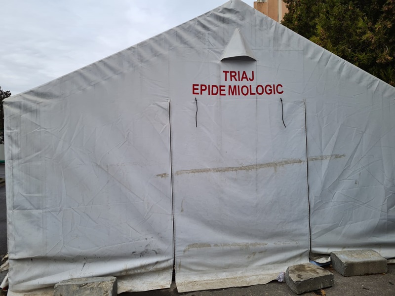 În plină pandemie se montează corturi în curtea Spitalului din Piatra-Neamț