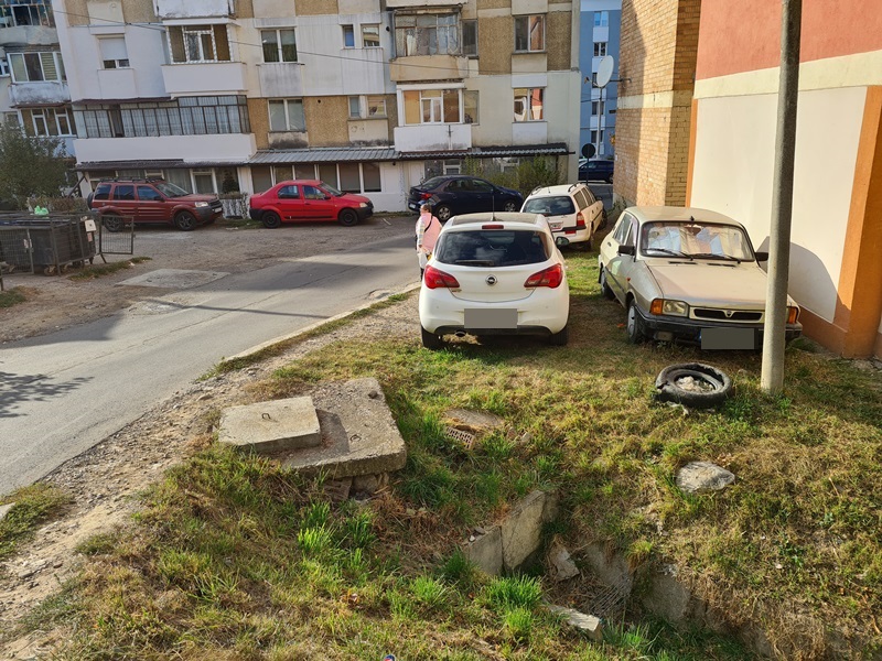Piatra Neamț: Orașul cu trotuare „îngrijite” în bătaie de joc