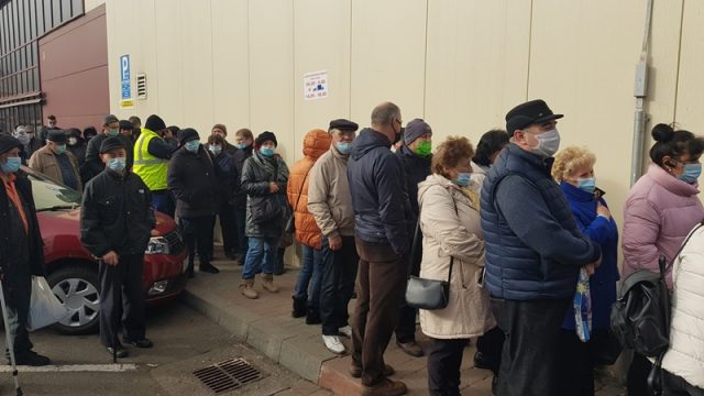 VIDEO: Coadă la tichete și la vaccinare: circa 60 de oameni așteaptă în frig la Piața Centrală
