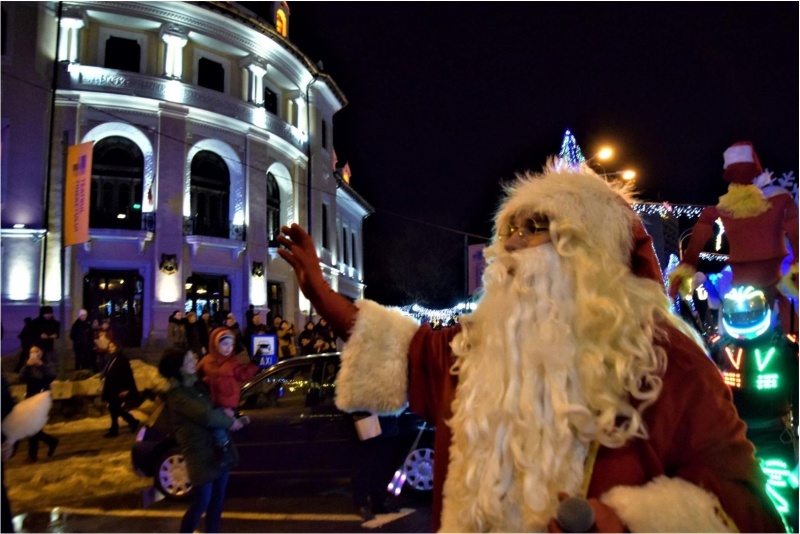 Caravana lui Moș Crăciun aduce magia Crăciunului în Piatra-Neamț (P)