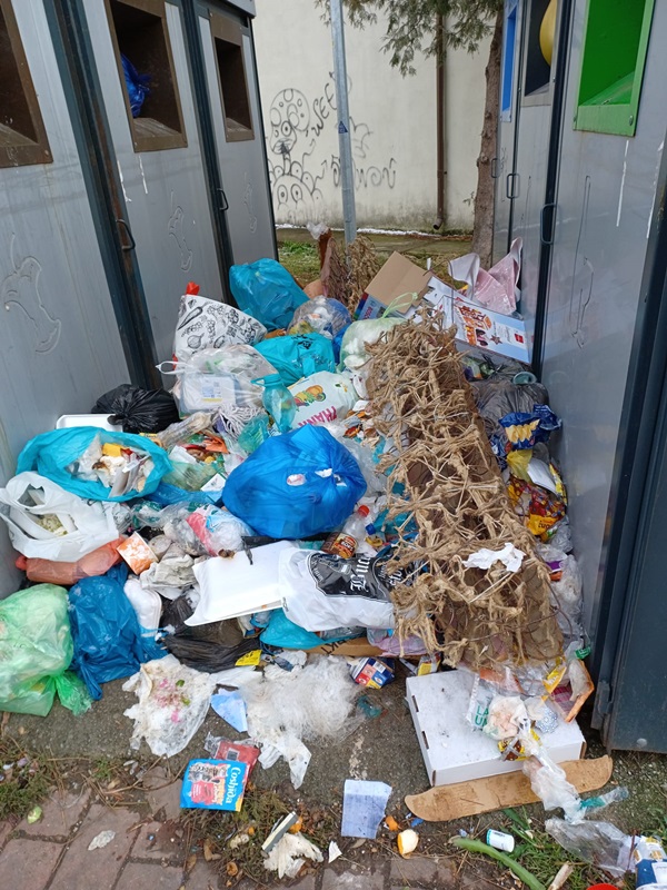 Foto. Containerele de gunoi din Piatra Neamț așteaptă sărbătoarea Crăciunului