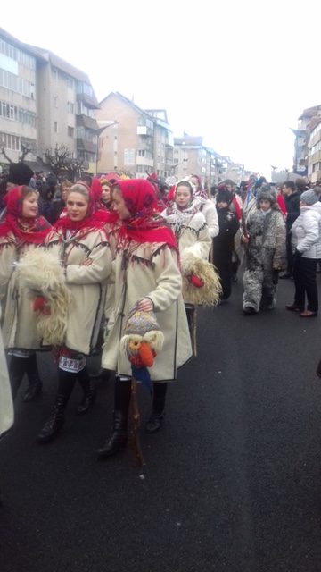 Paradă a Obiceiurilor şi Tradiţiilor de Anul Nou la Târgu Neamț în ultima zi a anului