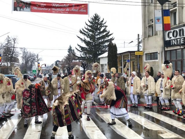 Foto. Festivalul Obiceiurilor şi Tradiţiilor de Anul Nou de la Târgu Neamţ