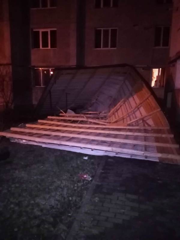 Accoperișuri luate de vânt la Piatra Neamț, mașini distruse