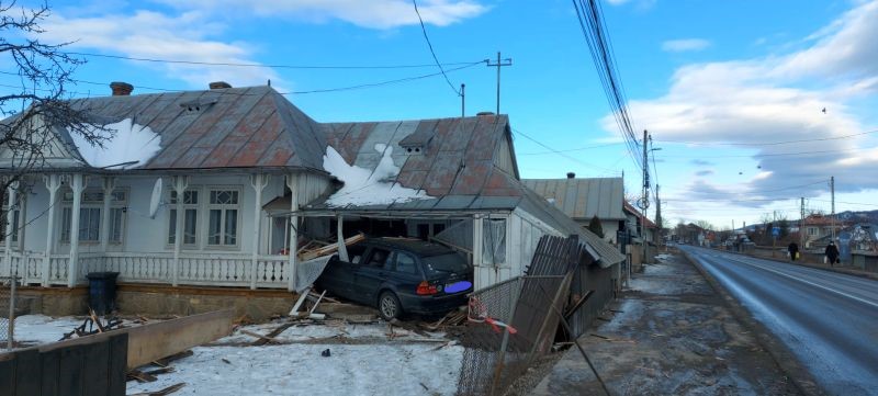 Foto. Mașină care a ”parcat” într-o casa din Humulești 1 masina parcata 2 2