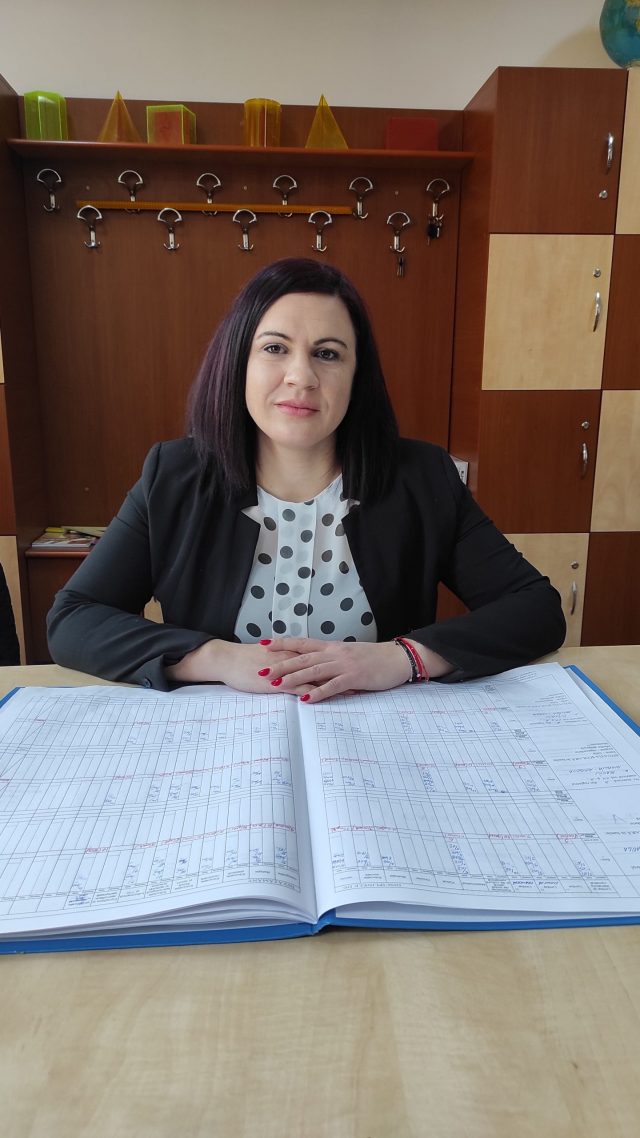 La  Mărgineni, director de școală la 34 de ani / interviu cu directorul Oana Silvia PODARU