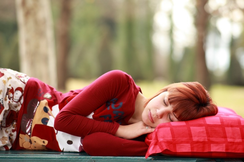 Alegerea pernei corespunzătoare stilului tău de somn. De ce nu trebuie subestimată importanța acestui articol de pat?
