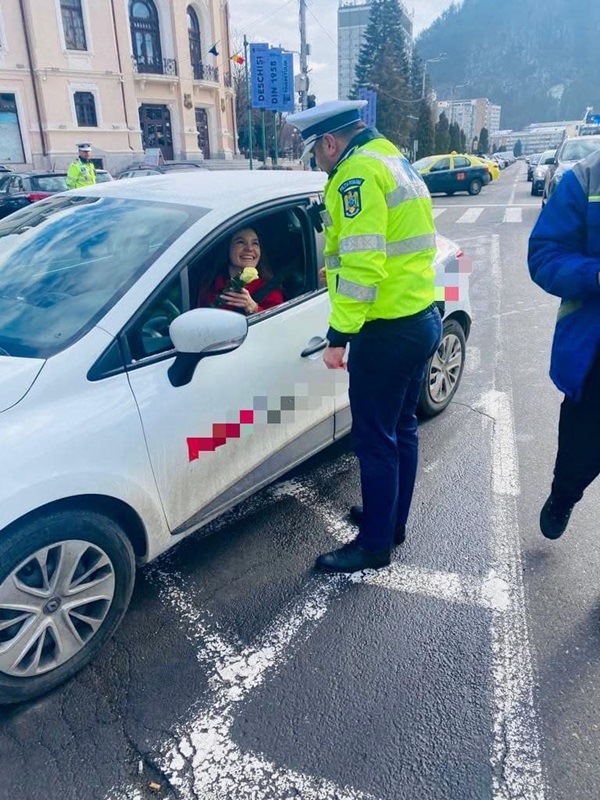 Șoferițele – atenționate cu flori de polițiști