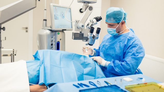 Operează cataracta la Clinica Platinum