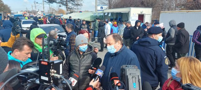 EXCLUSIVITATE Lalele, sandwich-uri şi lacrimi / reportaj printre refugiații ucraineni de la Vama Siret