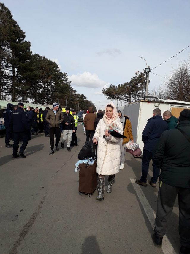 EXCLUSIVITATE Lalele, sandwich-uri şi lacrimi / reportaj printre refugiații ucraineni de la Vama Siret
