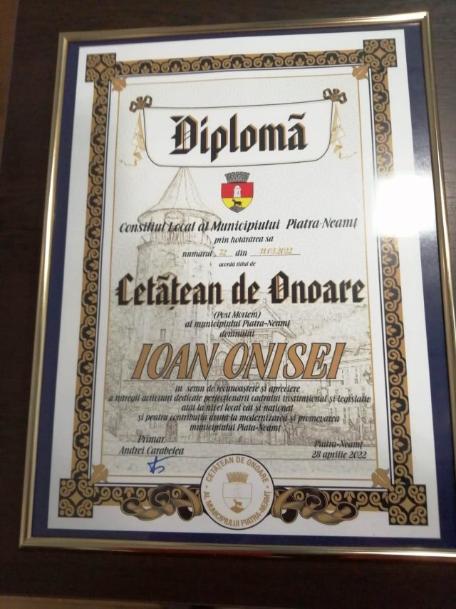 Cetăţeanul de Onoare Ioan Onisei: Diploma a fost înmânată soţiei şi nepotului
