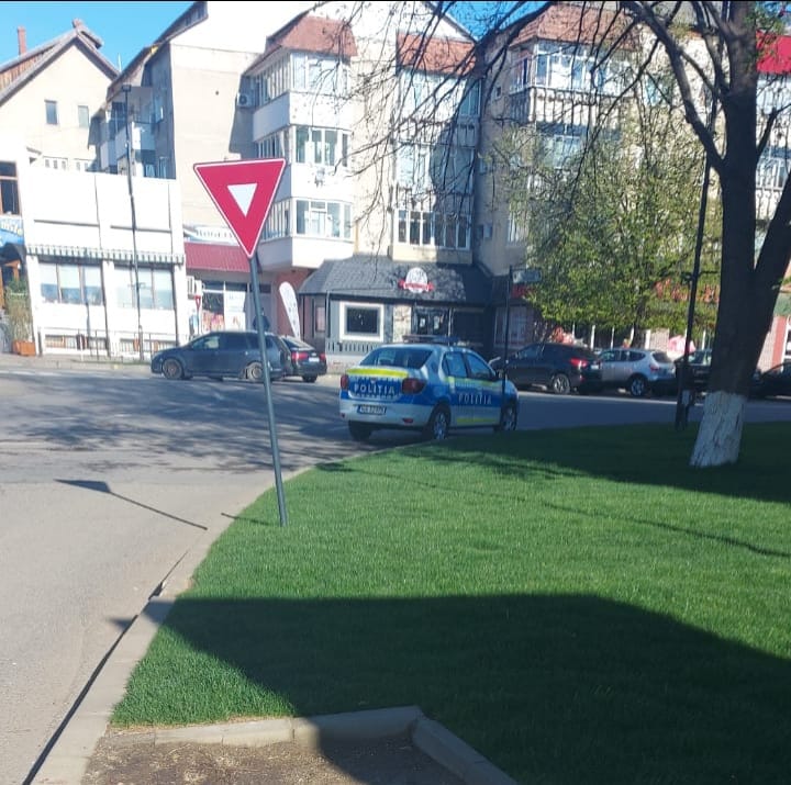Exemplu de conduită în trafic la Târgu Neamț din partea unui polițist