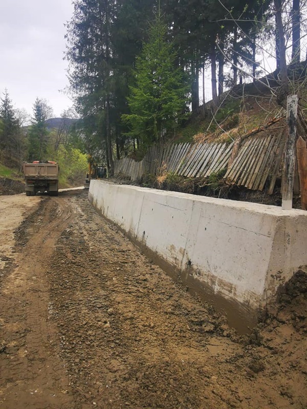 Farcașa. Betonarea drumului comunal din satul Stejaru