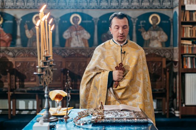 De la Târpeștii lui Nicolae Popa la Elixirul Soarelui / interviu cu preotul Mihai Capşa-Togan