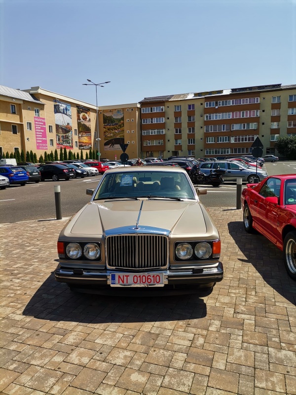 FOTO. Surpriză auto în parcarea de la Shopping City din Piatra Neamț
