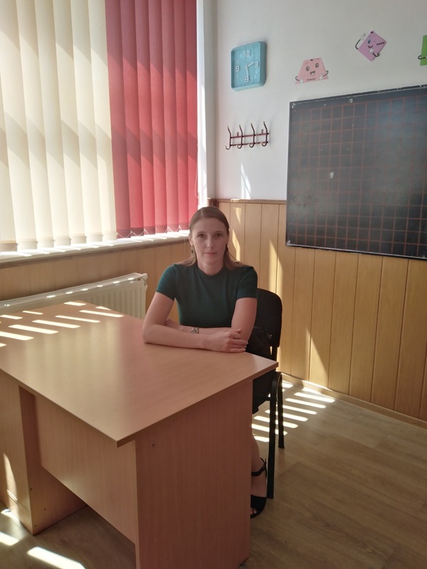 Profesori de 10 la titularizare în Neamț. Absolventă de Informatică, Andreea Cosma este învățătoare titulară de 10
