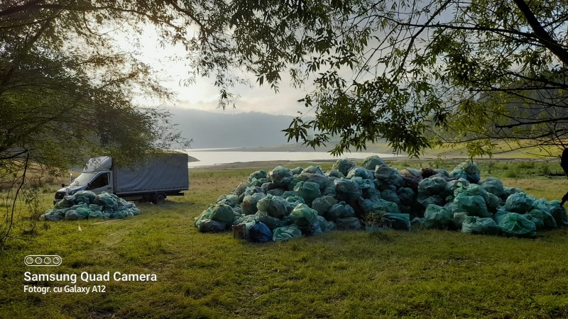 Foto. Acțiune de ecologizare pe lacul Bicaz