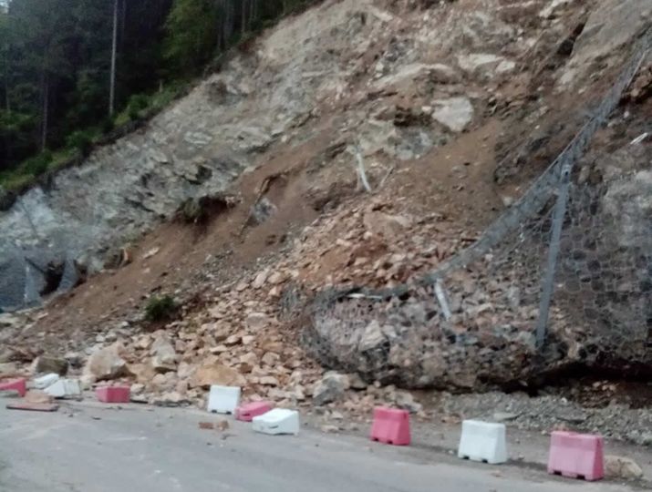 Drum naţional închis la Poiana Teiului. Video spectaculos cu căderi de pietre