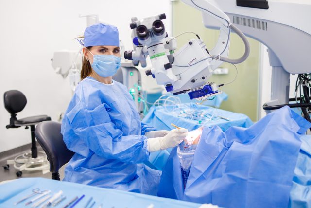 Cataracta, tratabilă prin chirurgie de înaltă clasă la Clinica Oftalmologică GAUSS Piatra Neamț
