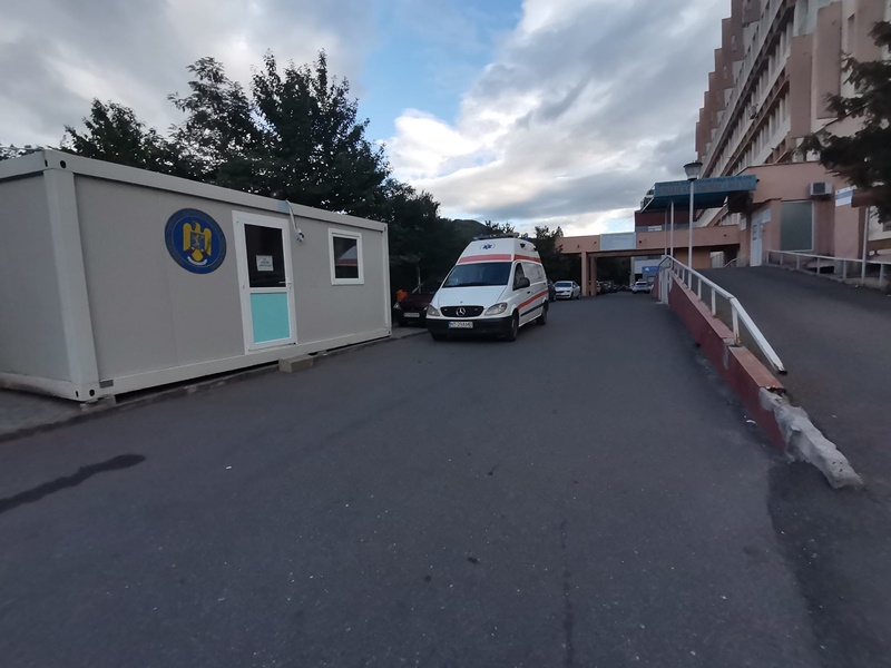 Semne de civilizație: „containere de așteptare” la Spitalul Județean Neamț