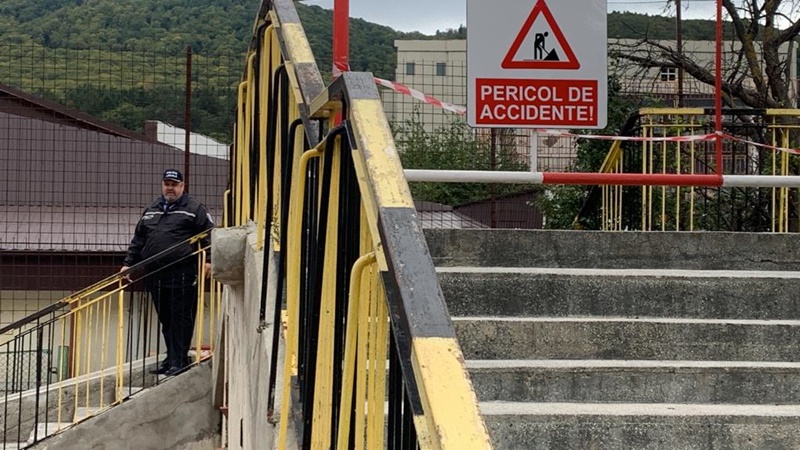 VIDEO. Piatra Neamț. Cursă de obstacole la podul pietonal de peste Cuejdi