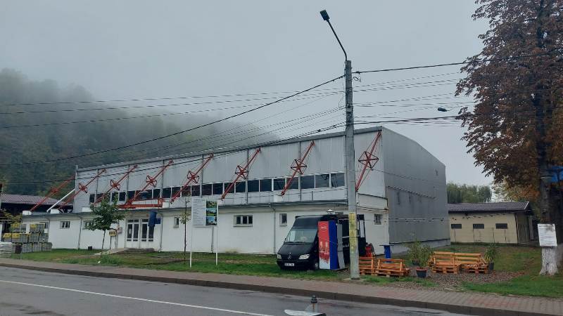Neamț. Soluție radicală- sală de sport mutată din parc la un liceu! sala de sport 2